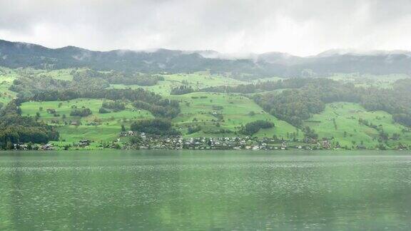 瑞士村庄附近下起了雨