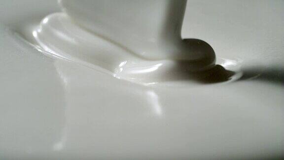 把酸奶