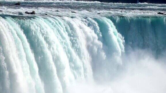 特写:强大的尼亚加拉大瀑布白水瀑布从陡峭的边缘落下
