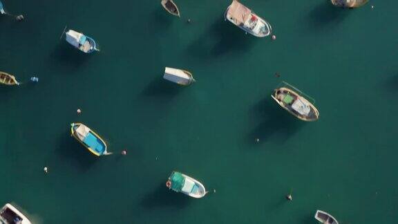 鸟瞰许多典型的马耳他渔船