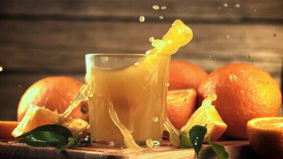 一片橘子掉进了一杯果汁里溅了一地拍摄的是慢动作每秒1000帧