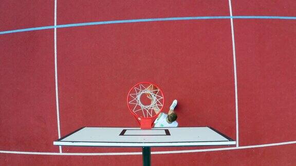 一个人练习篮球动作和得分的无人机镜头4k