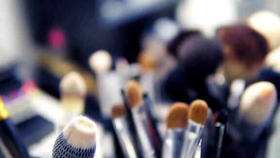 化妆室桌子上的化妆刷时尚产业时装秀后台Slowmotion拍摄