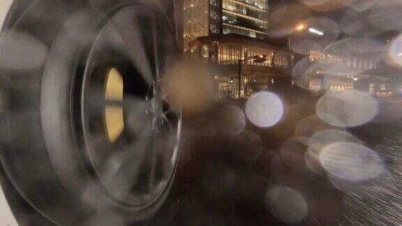 在雨夜驾车穿过城市汽车车轮的特写镜头在十字路口右转
