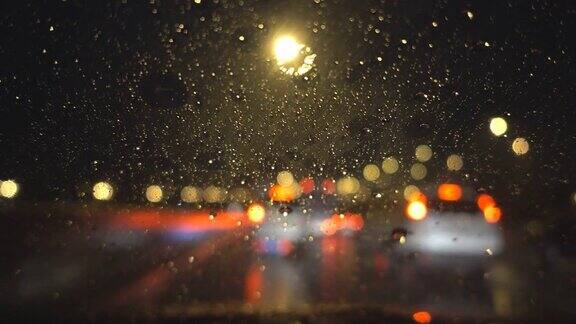 驾驶在漆黑的雨夜架焦点