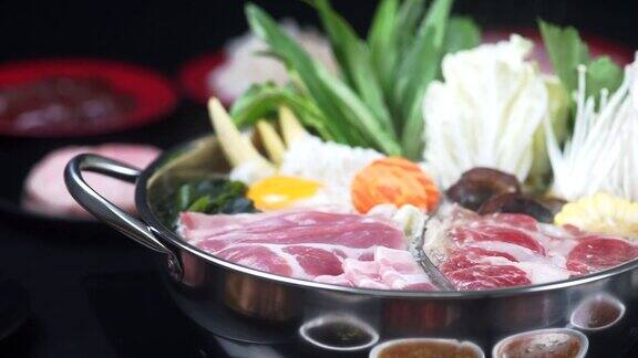 日本餐馆里美味的涮涮锅俯视图