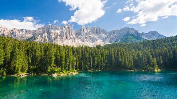 在Dolomites的LagodiCarezza-Karersee的观点意大利