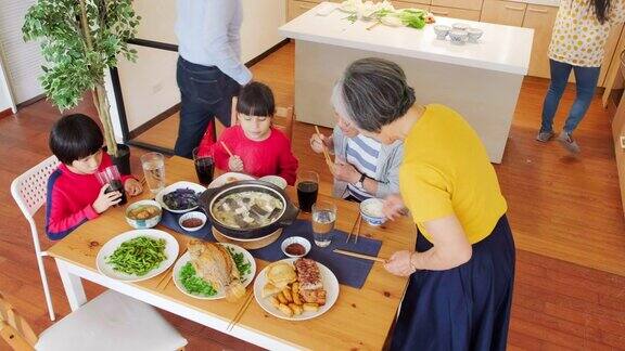 中国几代同堂吃新年食物