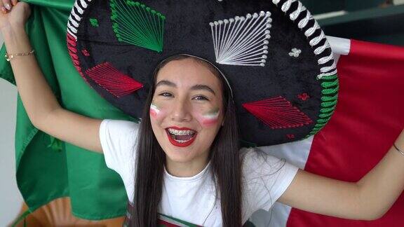 十几岁的拉丁女孩庆祝墨西哥足球队获胜