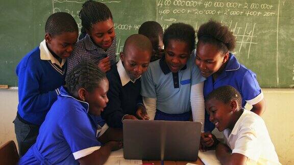 小学生使用笔记本电脑在一所乡镇学校上课4k