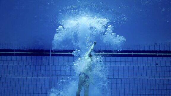 跳高运动员跳入水中