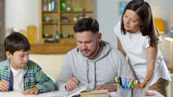 妈妈爸爸和儿子在一起做作业