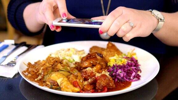 一名女子在亚洲餐厅用餐以每秒60帧的4k慢镜头拍摄