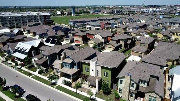 美国德克萨斯州东奥斯汀市上空的屋顶上覆盖着太阳能电池板