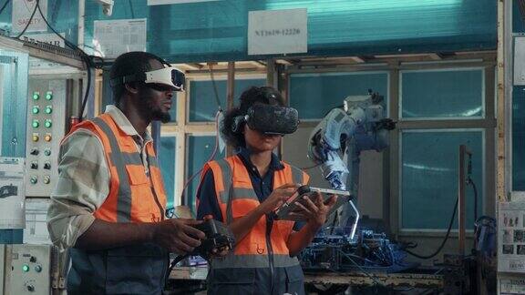 两名非洲黑人工程师在自动化工厂使用VR眼镜
