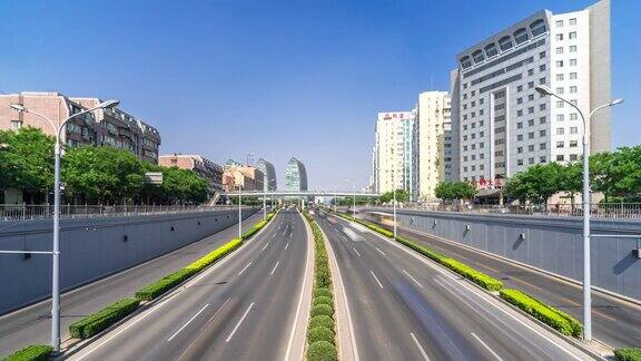 现代城市中城区道路上繁忙的交通时间流逝