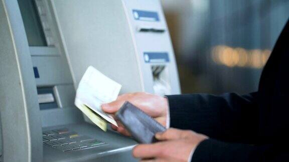 客户在ATM上输入密码接收俄罗斯卢布银行服务