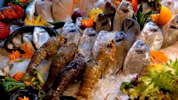 新鲜的海鱼在街上商店的柜台上出售