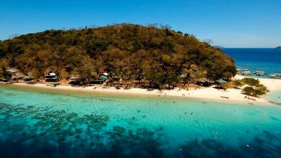 鸟瞰图美丽的海滩在一个热带岛屿香蕉菲律宾