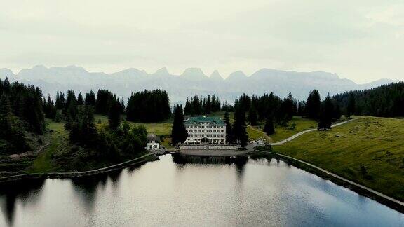 风景鸟瞰建筑附近的湖在瑞士阿尔卑斯山