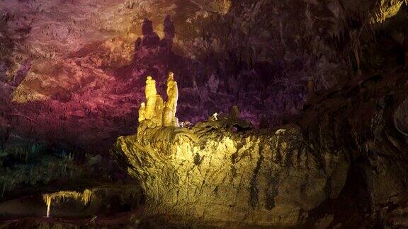 洞穴里的钟乳石和石笋