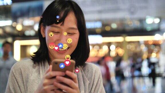 亚洲女人在社交媒体上使用智能手机