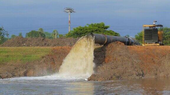 水从大型灌溉机器泵入灌溉渠