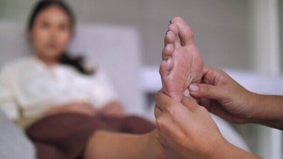 理疗师给一个女人做足部按摩