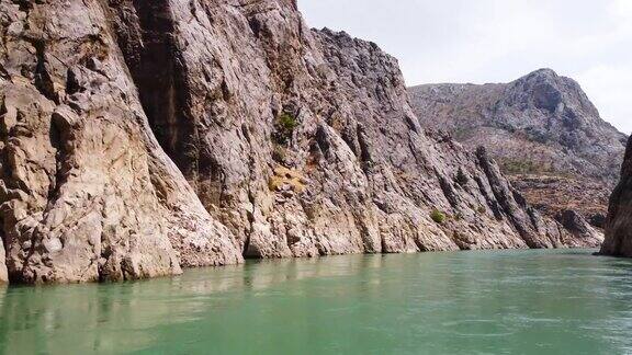 幼发拉底河上美丽而令人兴奋的峡谷巨大陡峭的悬崖戏剧性的地质奇观美丽的圣经景观宗教观念4k平衡开枪底格里斯河和幼发拉底河