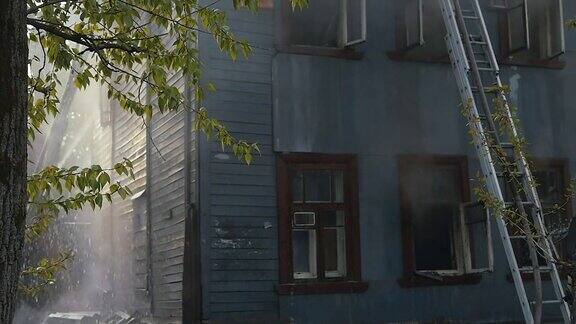 消防队员灭火烧毁废弃的旧房子