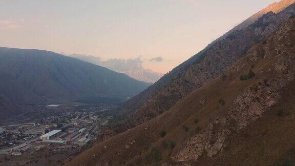 空中运动沿着陡峭的tynyauz城市道路到Elbrus巴克桑山谷