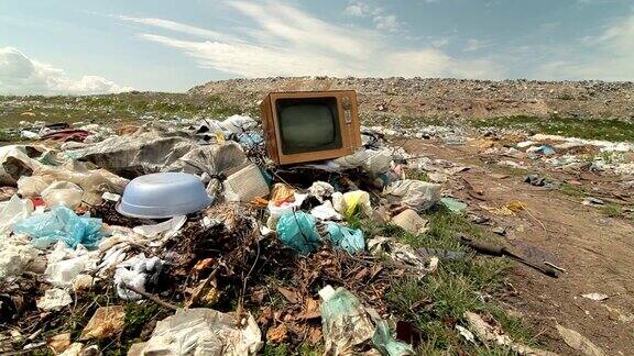 垃圾填埋场上废弃的老式电视
