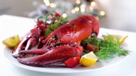 新鲜烹制的龙虾配蔬菜
