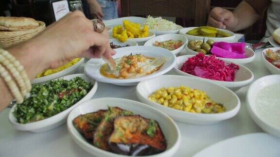 中东食物的盘子和盘子