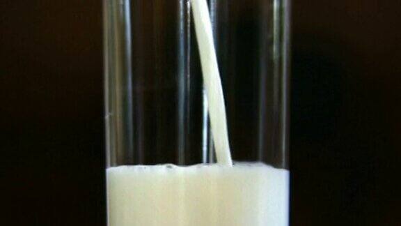 PAL:装满牛奶的玻璃