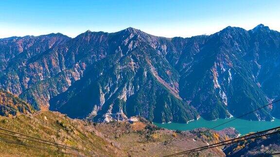 日本Kurobe大坝一侧的山脉