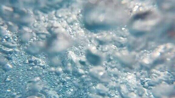 巨大的蓝色水下气泡以慢动作浮上水面