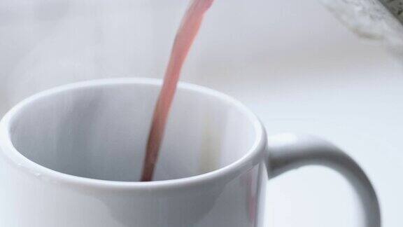 咖啡从间歇泉咖啡壶倒进杯子