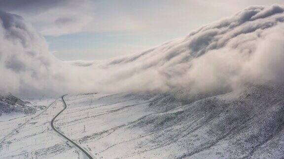 冬季的下雪的平原新疆鸟瞰图