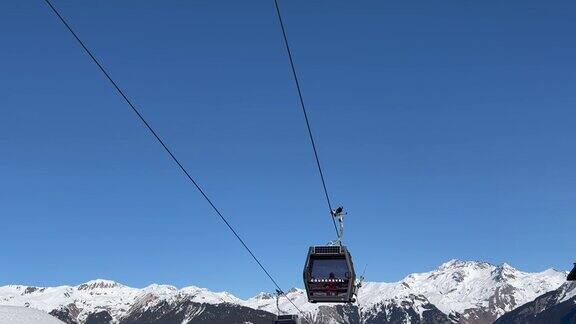 库尔舍维尔滑雪场冬季的滑雪缆车