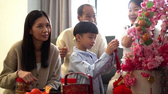 亚洲华人家庭装饰客厅为中国新年家庭团聚