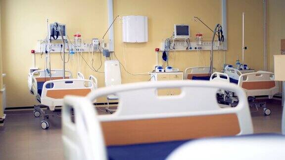 医院的一个房间里有病床和医疗设备4k