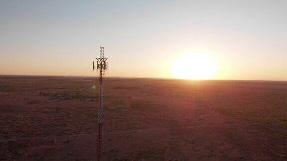 日落时的5G基站:用于移动电话和视频数据传输的蜂窝通信基站