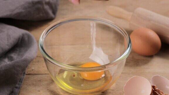 把鸡蛋放在透明的玻璃碗里煮