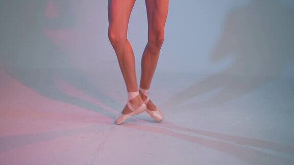 收腿尖芭蕾舞演员表演前的训练在霓虹灯下练习古典芭蕾表演的舞蹈