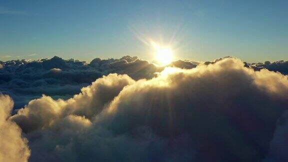 鸟瞰图的云彩和早晨的太阳
