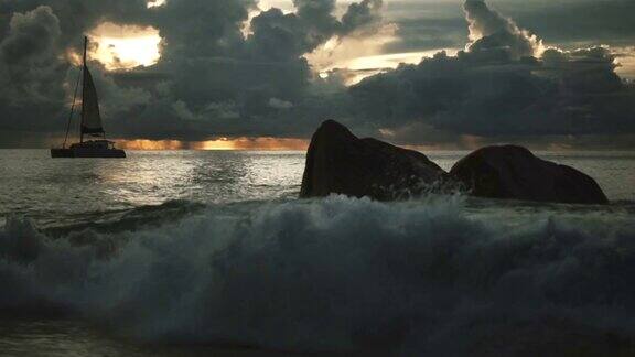 塞舌尔普拉林岛著名的安塞拉齐奥海滩上美丽神秘的日落