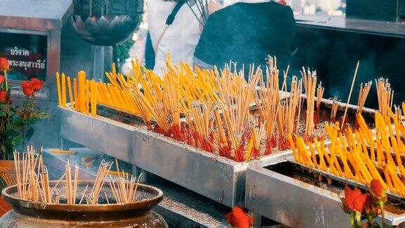 大量黄色的好运棒在祭坛前冒烟宗教在亚洲国家的佛教