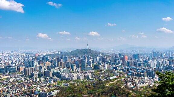 这是韩国首尔的城市景观有首尔塔和蓝天