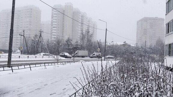 白天一场大雪落在一座空城的街道上冬天